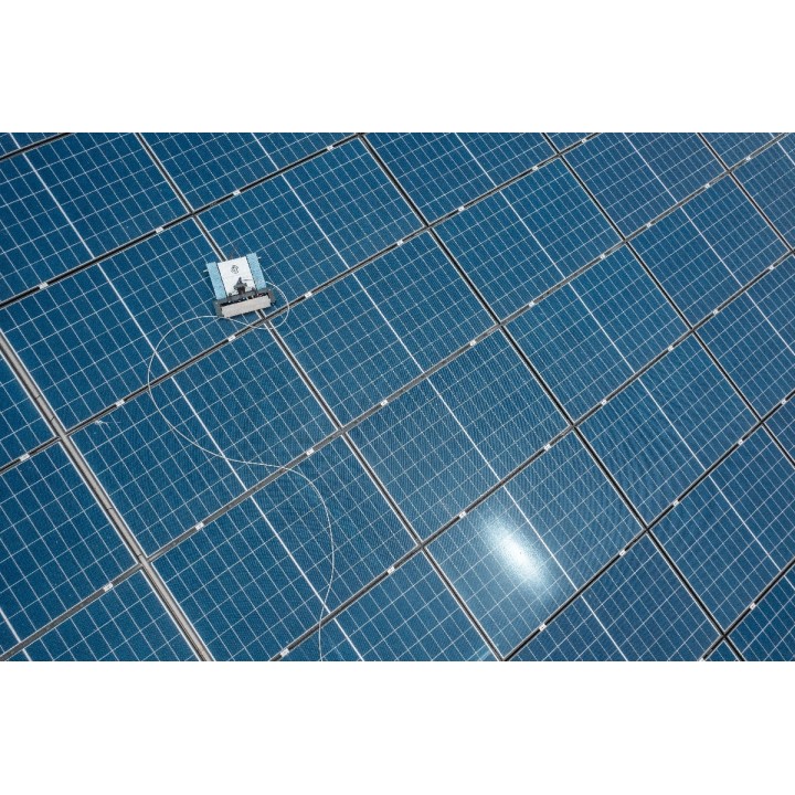 Drone terrestre de nettoyage de panneaux solaires et photovoltaïques